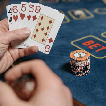 Poker vs. Blackjack: Understanding the Primary Differences